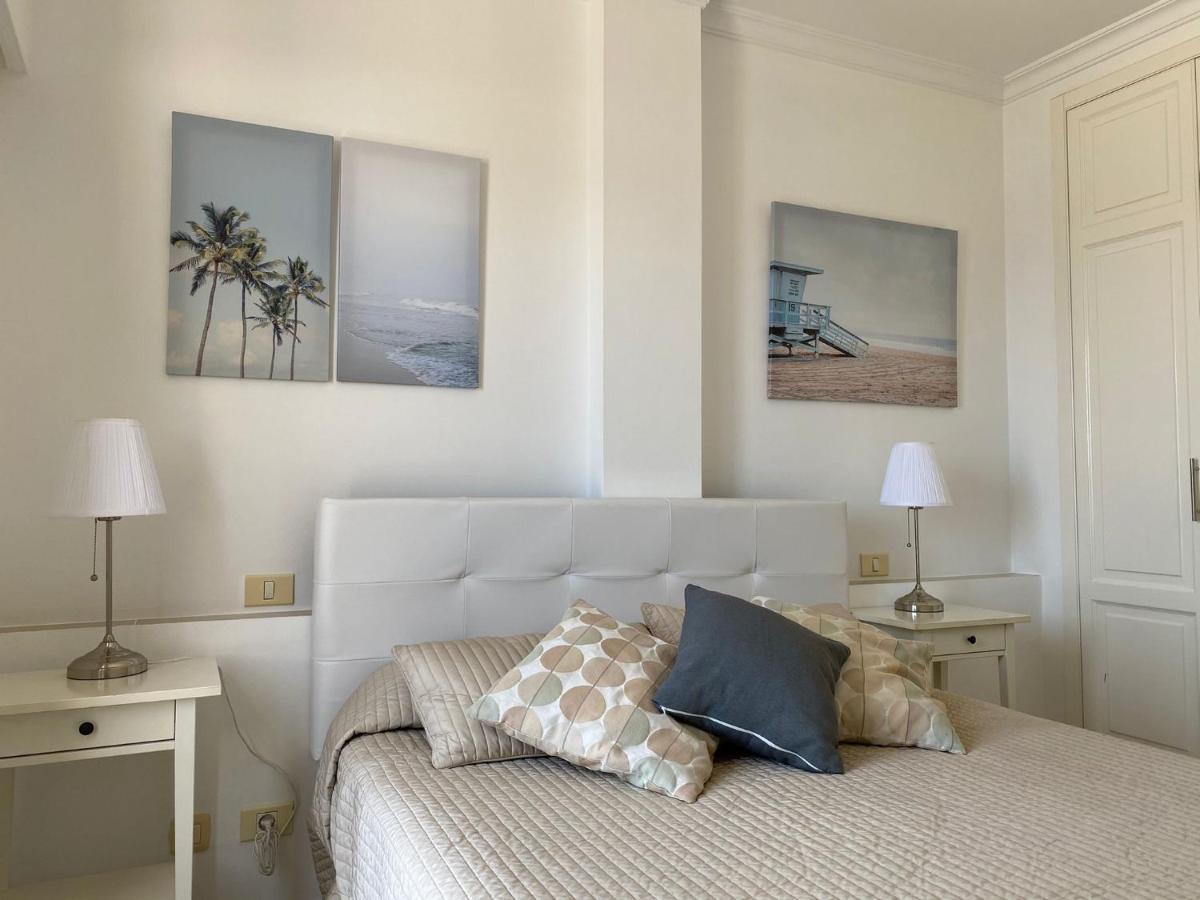 Billy'S Beachfront Apartment With Pool Access Puerto De Mogan Exterior foto